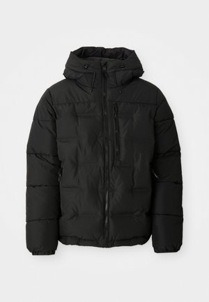 Czarna kurtka puchowa z kapturem, z zamkiem błyskawicznym z przodu, kieszenią na piersi oraz elastycznymi mankietami. Wykonana z pikowanej, izolowanej tkaniny.