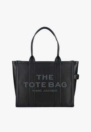 Sac fourre-tout en cuir noir avec deux poignées et texte en relief "THE TOTE BAG MARC JACOBS" sur le panneau avant.