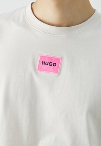 HUGO DIRAGOLINO - Tricou basic - weiß (open white)