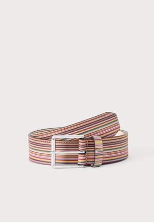Ceinture en cuir enroulée avec un motif rayé horizontal coloré et une boucle rectangulaire argentée sur un fond uni.