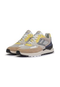 Sneaker mit einer Kombination aus grauem Wildleder, Mesh und gelben Akzenten. Verfügt über eine gepolsterte Zwischensohle und eine strukturierte Gummisohle.