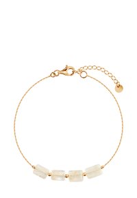 Złota bransoletka z pięcioma prostokątnymi, przezroczystymi kamieniami rozmieszczonymi równomiernie, z zapięciem na karabińczyk i regulowanym ogniwem łańcuszka.