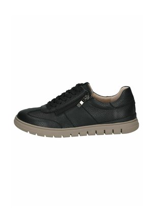 Zwarte leren sneaker met veter aan de voorkant, zijrits en beige rubberen zool, gezien vanaf de buitenkant.