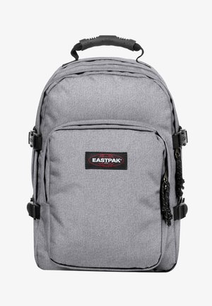 Grå stof rygsæk med en topstrop, frontlomme, justerbare stropper og Eastpak-logo patch. Tekstureret materiale med et praktisk design.
