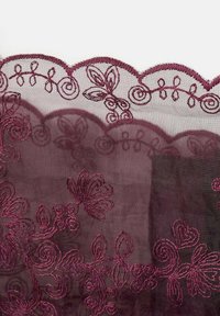 Encaje bordado burdeos con patrones florales y de espirales, presentando bordes en forma de concha y una textura transparente. La costura detallada realza el diseño.