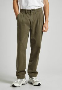 Pepe Jeans - RELAXED STRAIGHT - Chinos tipa bikses - military green Miniatūras attēls 1