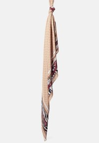 Foulard di seta con base beige, caratterizzato da motivi intricati in bordeaux e bianco, bordato da un bordo a strisce contrastanti. Texture liscia.