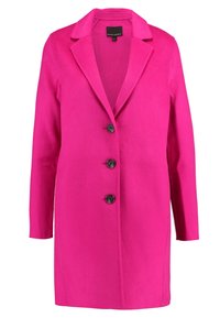 Cappotto fucsia in tessuto testurizzato, con colletto a rever, tre bottoni neri e maniche lunghe. Design su misura, lunghezza al ginocchio.