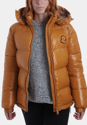 Giacca puffa arancione con finitura lucida, zip frontale e cappuccio. Caratteristiche includono un logo sul lato sinistro del petto e polsini elasticizzati.
