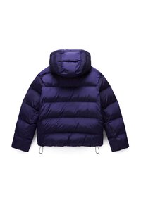 Fioletowa kurtka puchowa z kapturem, charakteryzująca się pikowanym wzorem, elastycznym ściągaczem na dole i gładką fakturą. Widok z tyłu, bez kieszeni.