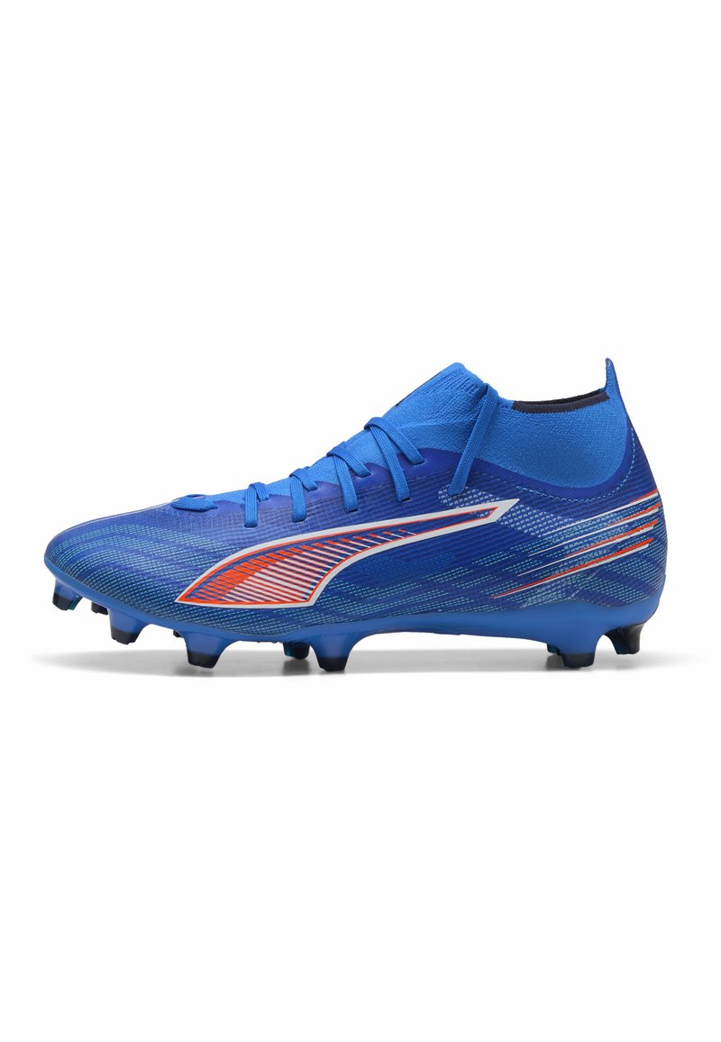 Scarpa da calcio blu con accenti arancioni e bianchi, colletto alla caviglia in maglia e tacchetti neri su sfondo bianco.