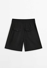 Pantaloni corti neri su misura con una texture liscia, gambe ampie e due tasche posteriori con bottone. Presentano una vita pulita e nessuna tasca frontale.