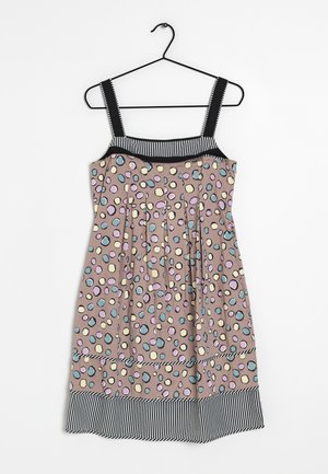 Vestido marrón con lunares multicolores, con un escote y dobladillo a rayas, diseño plisado y tirantes anchos para soporte.