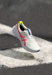GEL KAYANO 32 ATC - Bėgimo batai plentui - white/flash coral