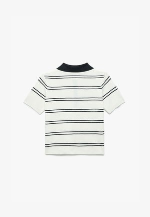 Korte mouw polo in wit met marineblauwe strepen en een contrasterende marineblauwe kraag. Kenmerkt zich door een gestructureerde tricot stof en zijsplitten.