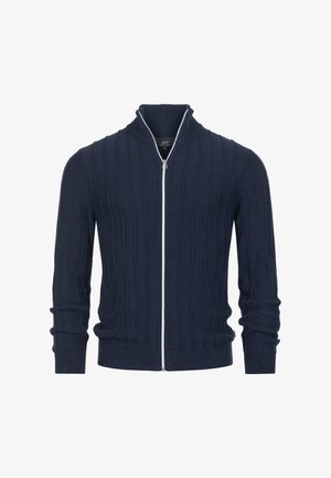 Marineblauer Pullover mit Reißverschluss und hohem Kragen, mit strukturiertem Rippstrick, langen Ärmeln und einem kontrastierenden weißen Reißverschluss. Der Stoff wirkt gestrickt.
