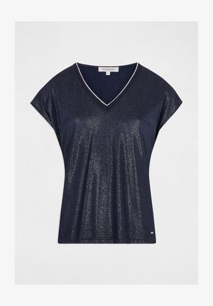 Camiseta de cuello en V de manga corta en azul marino con un brillo sutil. Presenta un ribete blanco en contraste alrededor del escote y un corte relajado.