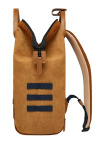 Zaino in velluto a coste marrone con accenti in pelle, chiusura con zip, spallacci regolabili e tre bande orizzontali blu navy sul davanti.