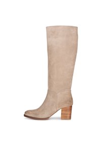 Beige Wildleder-Stiefel bis zum Knie mit abgerundeter Spitze, auf einem gestapelten Holzabsatz. Glatte Textur mit dezentem Steppdetail entlang des Knöchels.