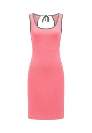 Różowa sukienka bez rękawów sięgająca do kolan z ciemnozielonym wykończeniem przy dekolcie i otworach na ręce, z zapięciem na kokardę z tyłu przy szyi.