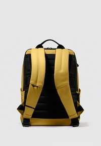 Zaino giallo e nero con spallacci imbottiti, superficie texturizzata, chiusura con zip e tasche laterali per lo stoccaggio. Dotato di spallacci regolabili.