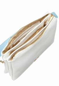 Witte leren handtas met gouden ritsen, blauwe schouderband en beige binnenkant; beschikt over meerdere compartimenten en heeft een gladde textuur.