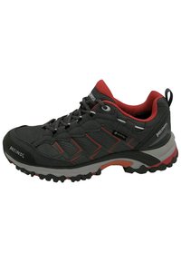Herrenschuh für Wanderungen mit einem schwarzen Mesh-Obermaterial, roten Akzenten und einer robusten schwarzen Außensohle. Verfügt über einen gepolsterten Kragen und eine Schnürung.