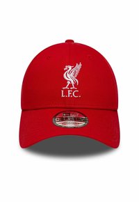 Roter Baseball-Cap aus Stoff mit gebogenem Schirm. Verfügt über ein gesticktes weißes Logo des Liverpool Football Club und einen verstellbaren Riemen.