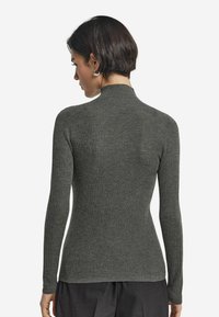 Dunkelgrauer gerippter Rollkragenpullover mit langen Ärmeln, weicher Textur, taillierter Passform und hohem Kragen, von hinten betrachtet.