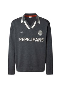 Siv svetrov z pletenjem in v-izrezom, belo prugastim ovratnikom in logotipom. Na sprednji strani je izvezeno "PEPE JEANS" in "1973".