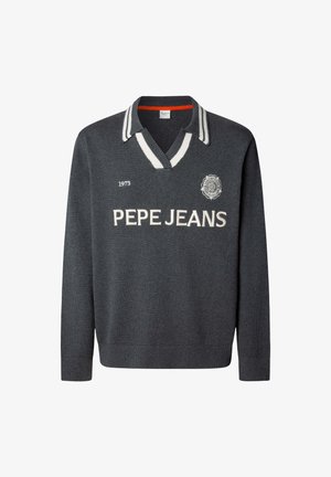 Maglione grigio lavorato a maglia con scollo a V, colletto a righe bianche e logo. Presenta "PEPE JEANS" e "1973" ricamati sul davanti.