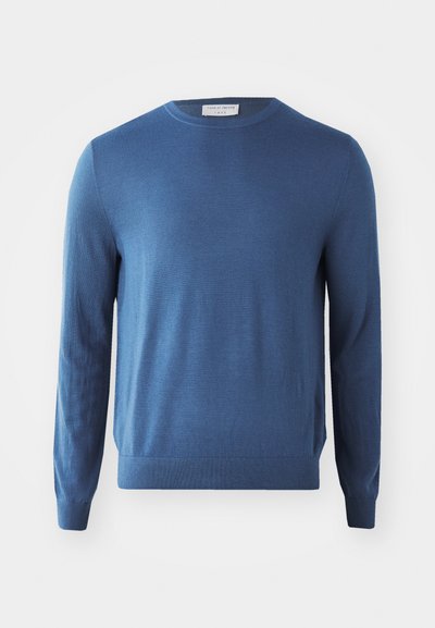 Niebieski sweter z okrągłym dekoltem, wykonany z miękkiej tkaniny. Długie rękawy i ściągacz na dole. Minimalistyczny design bez widocznych wzorów lub materiałów metalowych.