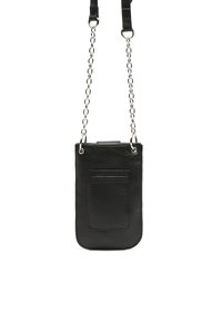 Černá kožená crossbody taška obdélníkového tvaru, s texturovaným povrchem, řetízkovým popruhem a detaily přední kapsy. Jednoduchý a funkční design.