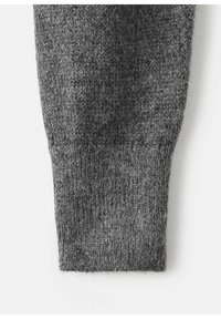 Grauer, gestrickter Ärmel mit einem strukturierten Muster und einem leicht glänzenden Finish, das die Fasern betont, sowie einem umgeschlagenen Saum.