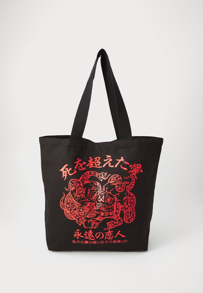 Sac fourre-tout noir avec un graphique rouge audacieux présentant des motifs complexes et du texte en japonais. Le sac dispose de deux poignées en tissu robustes.