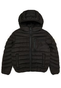 Chaqueta acolchada negra con capucha, con secciones acolchadas verticales, cierre frontal y bolsillo en el pecho con cremallera. Textura suave.
