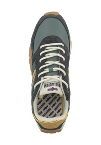 Adidași verzi și gri cu un finisaj din suede texturat, șireturi albe, accente bej și o branț cu model. Prezintă o talpă cu amortizare.