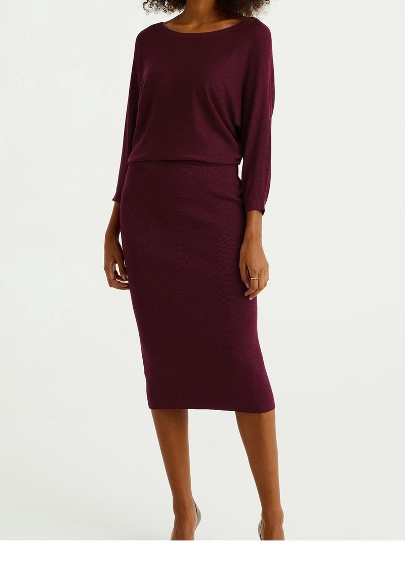 Robe bordeaux en deux pièces avec un haut ample à col rond et une jupe midi ajustée, réalisée en tissu texturé.