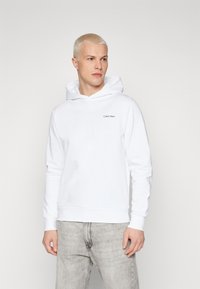 Calvin Klein - ANGLED BACK LOGO HOODIE - Hoodie - bright white Miniatyrbilde 1