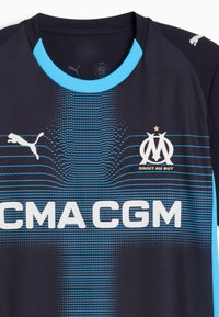 Camiseta desportiva da marinha com padrão em gradiente azul, logotipo branco e texto "CMA CGM." Apresenta um decote redondo com acentos em turquesa. Feita de tecido leve.