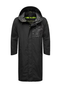 Svart vattentät jacka med huva, långa ärmar och frontdragkedja. Har en bröstficka, dragsko och en slät, glänsande textur.