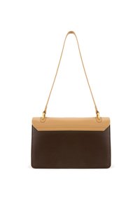 Borsa a mano con corpo in pelle marrone liscia e pattina in pelle color cuoio a contrasto, con lunga tracolla color cuoio e dettagli in ottone dorato.