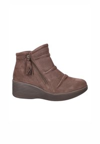 Bruine suède enkelboots met een lichte sleehak, voorzien van een gekreukt textuur en een zijkantrits met een kwastaccent.