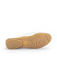 Sneakers blancs avec une semelle en caoutchouc texturée et un motif en zigzag. Marquage sur le côté, bout arrondi et design minimaliste épuré.