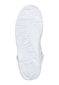 Bílá gumová podrážka obuvi se zrnitým vzorem, s protiskluzovými drážkami, značkovými detaily a různými tvary pro zvýšení úchopu.