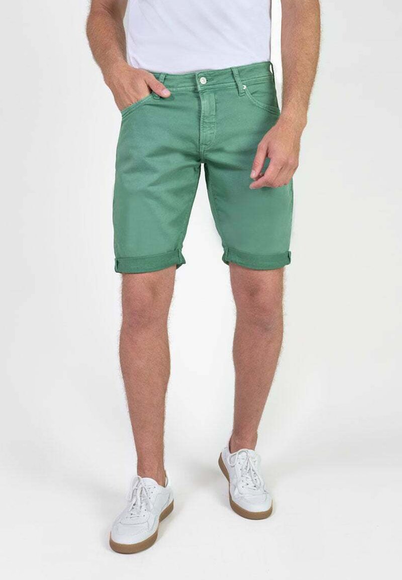 Groene denim shorts met opgerolde omslagen, vijf-pocket ontwerp en knoopsluiting. Draag met een plain wit T-shirt en witte sneakers.