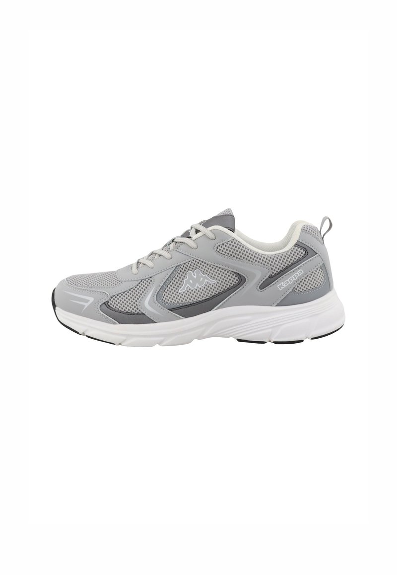 Leichtgewichtiger Sportschuh aus grauem Mesh mit weißen Akzenten, ausgestattet mit einer gepolsterten Sohle, abgerundeter Spitze und Schnürdesign.