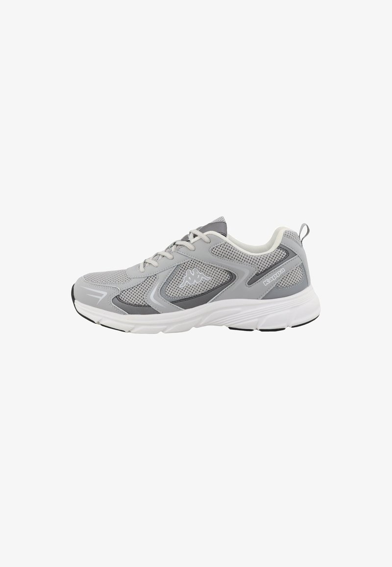 Chaussure de sport légère en mesh gris avec des accents blancs, dotée d'une semelle rembourrée, d'un bout arrondi et d'un système de laçage.