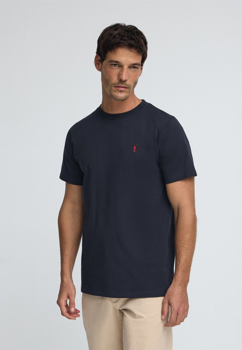 T-shirt in cotone blu navy con scollo rotondo e maniche corte; presenta un piccolo logo rosso sul petto a sinistra.