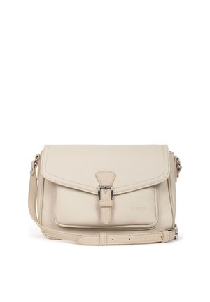 Sac bandoulière en cuir couleur crème avec rabat avant, fermeture à boucle argentée et bandoulière réglable, marqué « Fabiola » sur la poche avant.
